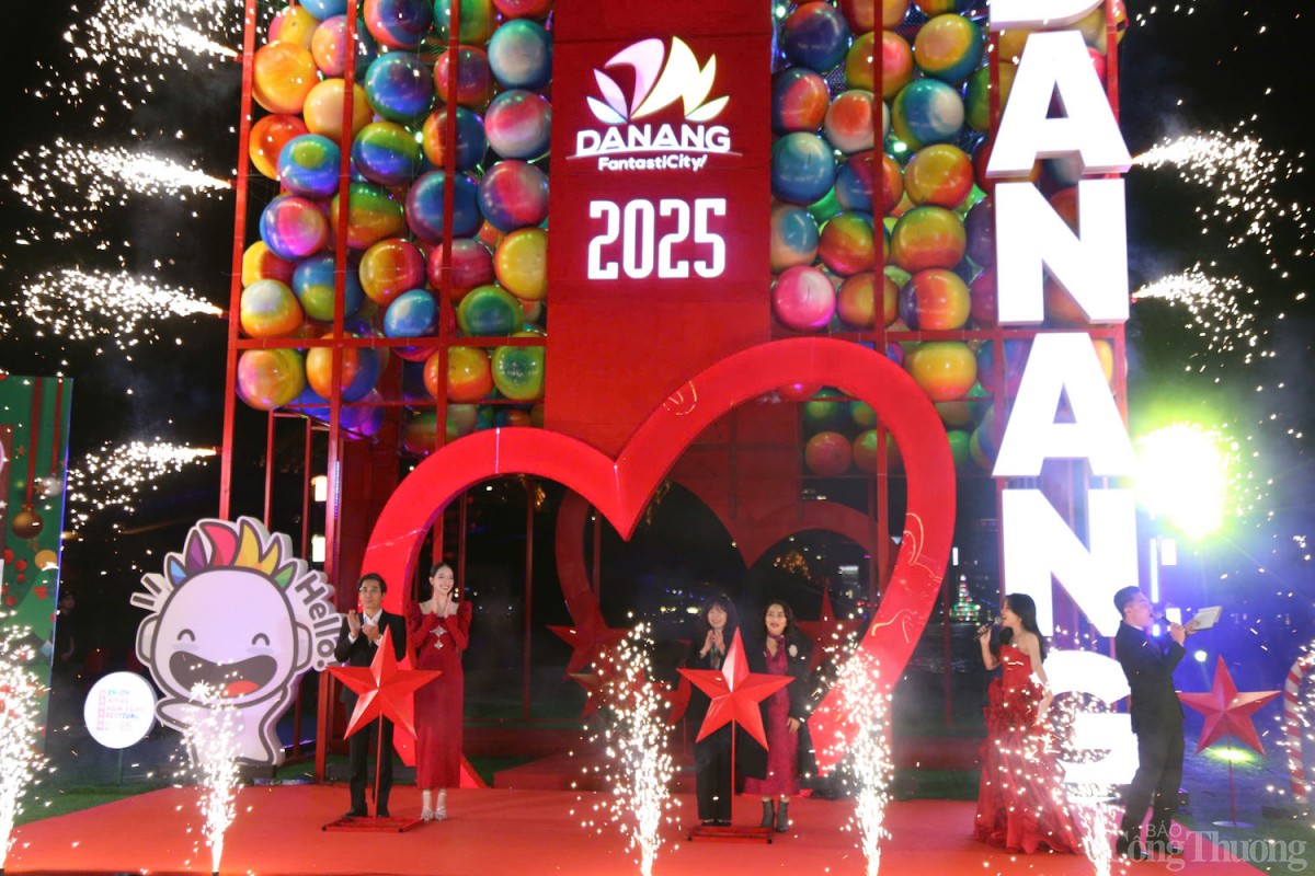 Tối 20/12, Lễ hội Đón Giáng sinh – Chào năm mới Đà Nẵng 2025 (Danang X’mas - New Year Festival 2025) do Sở Du lịch TP. Đà Nẵng tổ chức chính thức khai mạc với nhiều hoạt động văn hóa, nghệ thuật, du lịch, vui chơi giải trí hấp dẫn thu hút hàng nghìn người dân và du khách tại TP. Đà Nẵng. 
