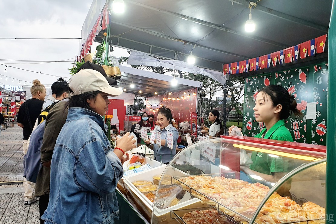 Diễn ra từ 17h00 – 22h30 các ngày từ 20/12/2024- 02/01/2025, phiên chợ gồm không gian ẩm thực Việt Nam – Quốc tế phục vụ hơn 100 món ăn đặc trưng địa phương, vùng miền và quốc tế.