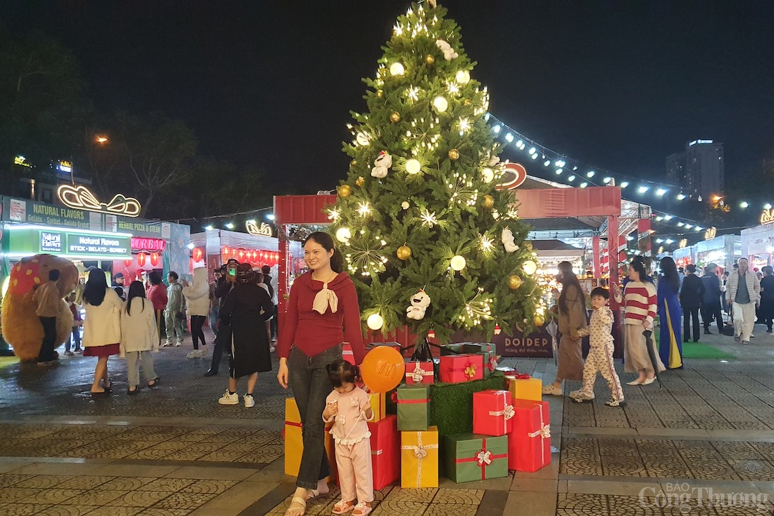 Ngoài ra, trong khuôn khổ Lễ hội Đón Giáng sinh – Chào năm mới Đà Nẵng 2025 (Danang X’mas - New Year Festival 2025) còn diễn ra các chương trình biểu diễn nghệ thuật hàng đêm, tạo điểm đến vui chơi, giải trí, thưởng thức nghệ thuật cho người dân, du khách. Tổ chức không gian vui chơi giải trí, trải nghiệm với 2 chủ đề chính “Đón Giáng sinh” và “Chào năm mới”.