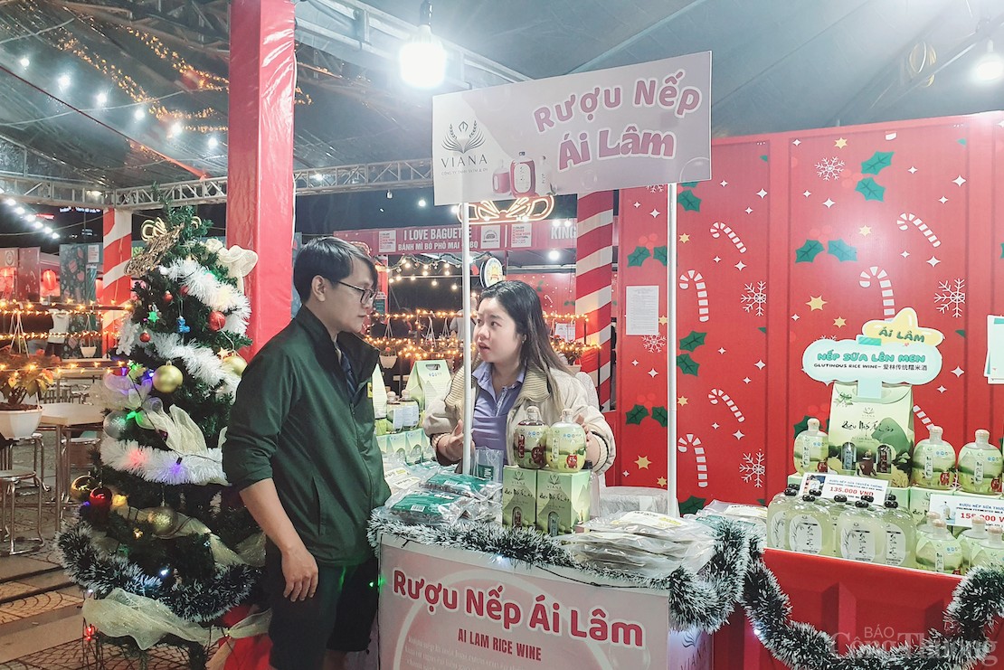 Không gian quảng bá, giới thiệu sản phẩm lưu niệm, trang trí về Giáng sinh, năm mới và sản phẩm OCOP đặc trưng của địa phương, vùng miền.