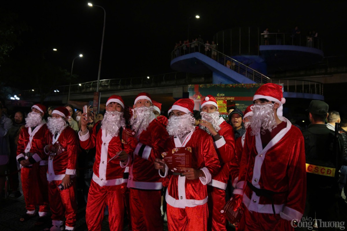 Ngay sau chương trình khai mạc sẽ là hoạt động Diễu hành Vui cùng ông già Noel với sựu tham gia của hơn 600 ông già Noel, bà chúa tuyết. Đặc biệt là có sự tham dự của Hoa hậu Quốc tế 2024 – Huỳnh Thị Thanh Thủy.