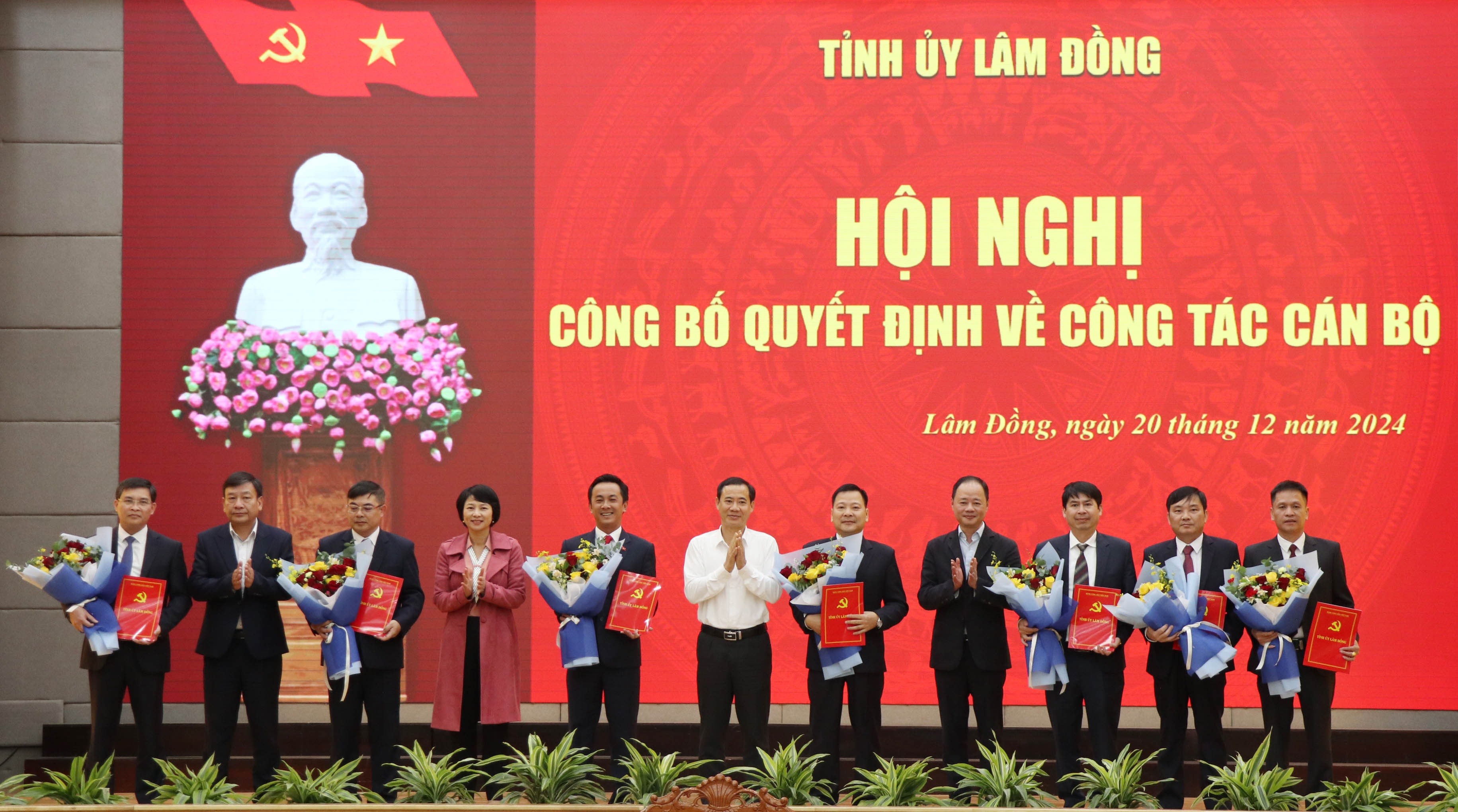 Lãnh đạo Tỉnh ủy Lâm Đồng tặng hoa chúc mừng các cán bộ nhận nhiệm vụ mới Lãnh đạo Tỉnh ủy Lâm Đồng tặng hoa chúc mừng các cán bộ nhận nhiệm vụ mới