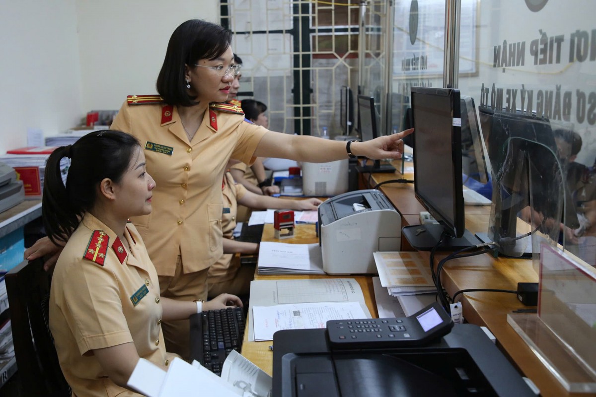 Công an các đơn vị địa phương sẽ thực hiện tiếp nhận hồ sơ đăng ký xe lần đầu hoàn toàn trực tuyến  Công an các đơn vị địa phương sẽ thực hiện tiếp nhận hồ sơ đăng ký xe lần đầu hoàn toàn trực tuyến