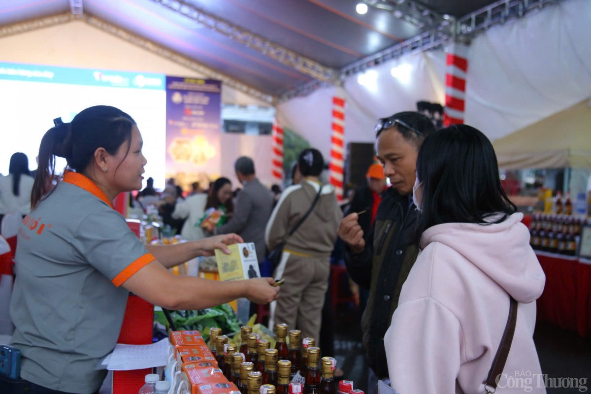 Các tiểu thương quảng bá sản phẩm tới người tiêu dùng Các tiểu thương quảng bá sản phẩm tới người tiêu dùng