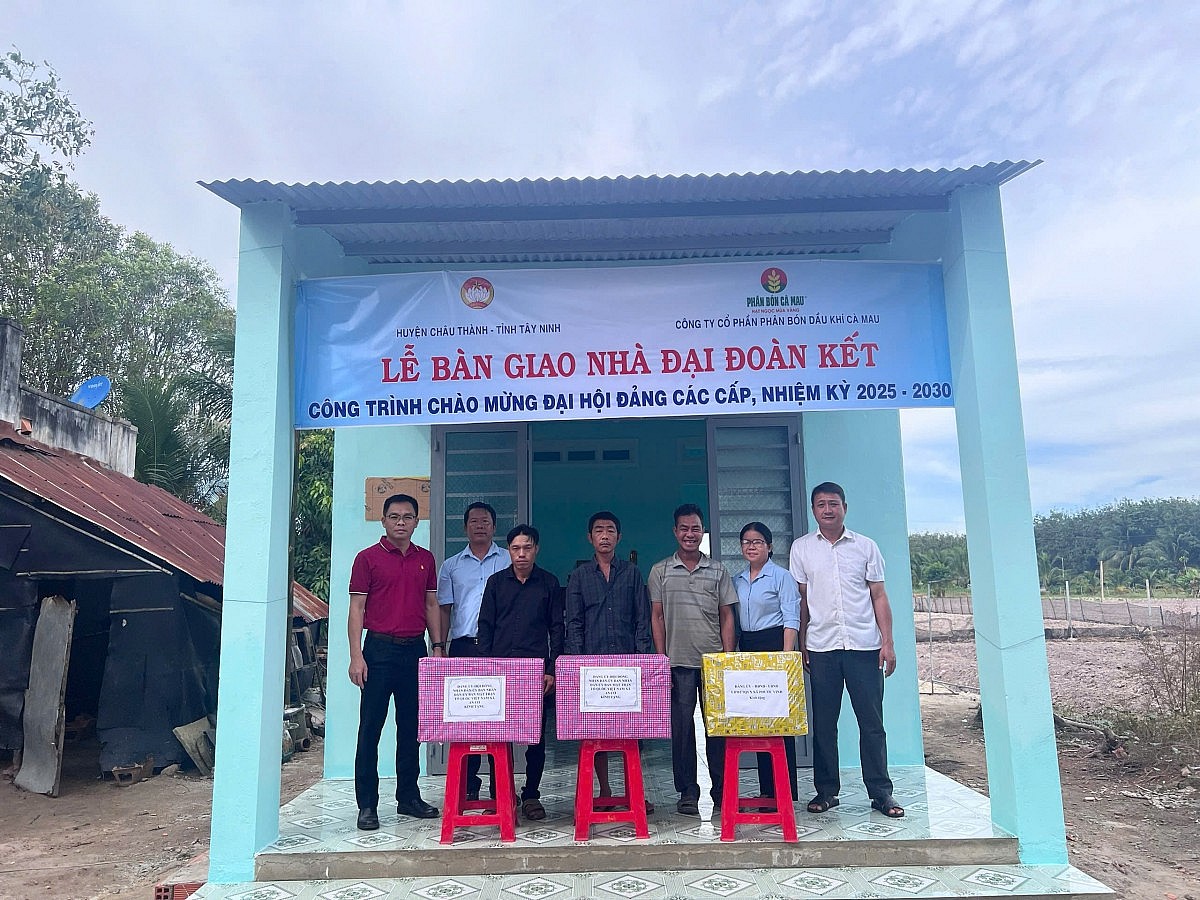 Căn nhà Đại đoàn kết khang trang được xây dựng từ sự hỗ trợ của Phân Bón Cà Mau, mang đến niềm vui lớn cho các gia đình khó khăn trước thềm Tết Nguyên Đán Căn nhà Đại đoàn kết khang trang được xây dựng từ sự hỗ trợ của Phân Bón Cà Mau, mang đến niềm vui lớn cho các gia đình khó khăn trước thềm Tết Nguyên Đán