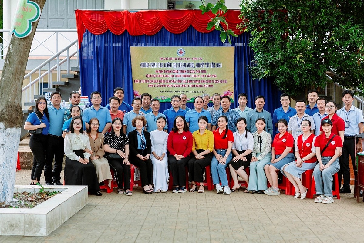 Đại diện đoàn công tác thiện nguyện cùng thầy cô trường Đắk Mai Đại diện đoàn công tác thiện nguyện cùng thầy cô trường Đắk Mai