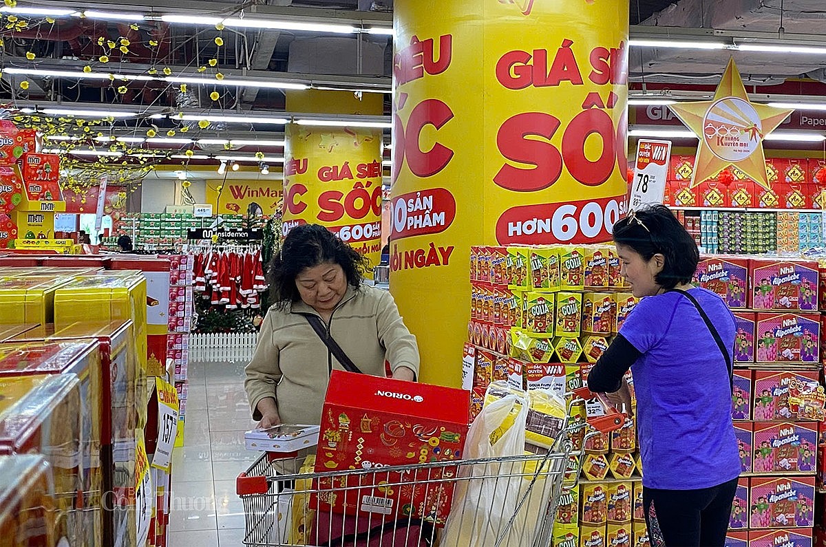 Hàng Tết là mặt hàng được người tiêu dùng lựa chọn trong dịp mua sắm cuối năm này Hàng Tết là mặt hàng được người tiêu dùng lựa chọn trong dịp mua sắm cuối năm này