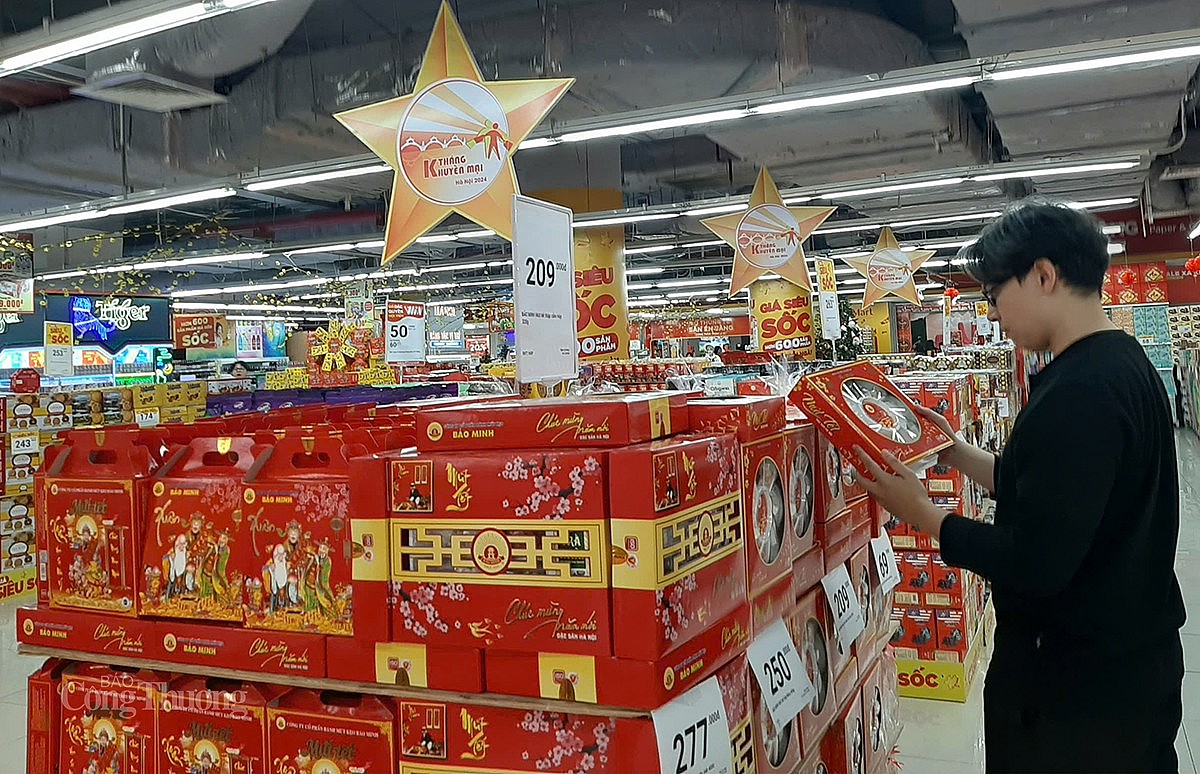 Hàng Tết là mặt hàng được người tiêu dùng lựa chọn trong dịp mua sắm cuối năm này Hàng Tết là mặt hàng được người tiêu dùng lựa chọn trong dịp mua sắm cuối năm này