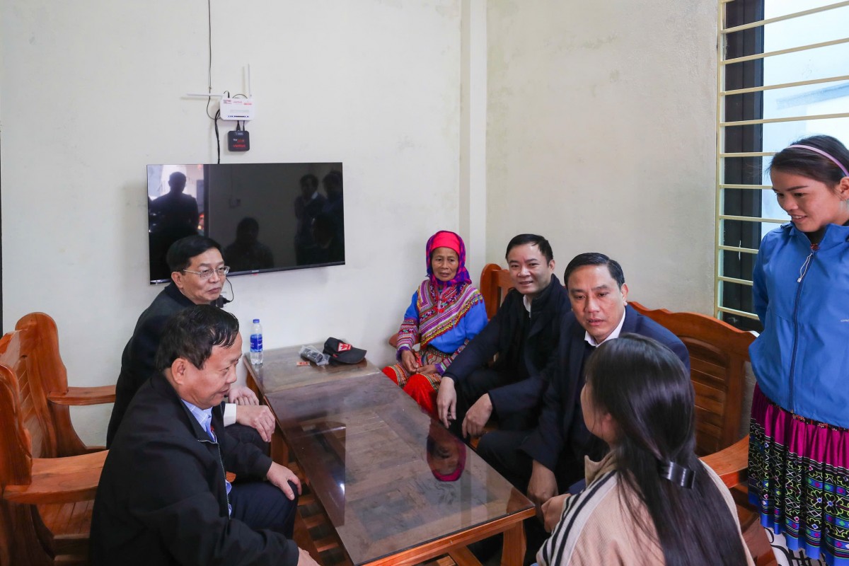 Đồng chí Lê Ngọc Sơn, Tổng Giám đốc Petrovietnam cùng đồng chí Trần Quang Dũng, Phó Bí thư thường trực Đảng uỷ Petrovietnam thăm hỏi đồng bào và các cháu thiếu nhi tại khu tái thiết thôn Kho Vàng.