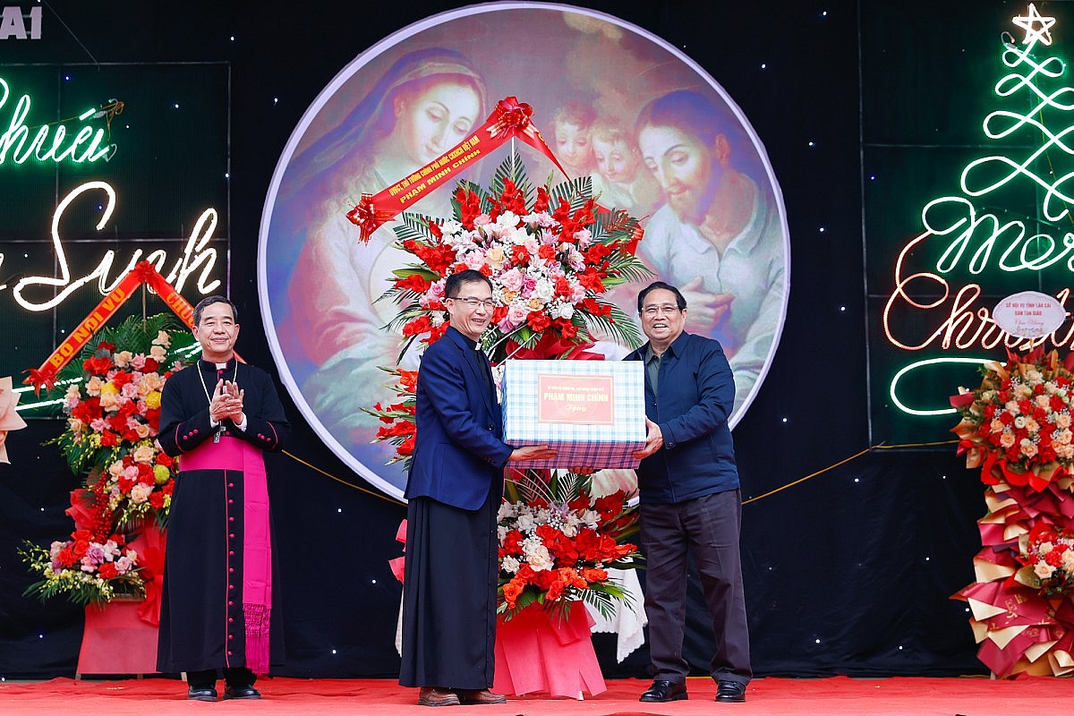 Thủ tướng Phạm Minh Chính tặng quà các linh mục, chức sắc, chức việc và giáo dân Giáo xứ Lào Cai nhân dịp Giáng sinh - Ảnh: VGP/Nhật Bắc Thủ tướng Phạm Minh Chính tặng quà các linh mục, chức sắc, chức việc và giáo dân Giáo xứ Lào Cai nhân dịp Giáng sinh - Ảnh: VGP/Nhật Bắc