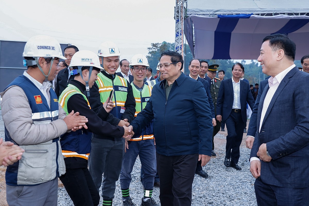 Thủ tướng Phạm Minh Chính tới dự lễ khởi công dự án nhà ở xã hội Golden Square Lào Cai - Ảnh: VGP/Nhật Bắc Thủ tướng Phạm Minh Chính tới dự lễ khởi công dự án nhà ở xã hội Golden Square Lào Cai - Ảnh: VGP/Nhật Bắc