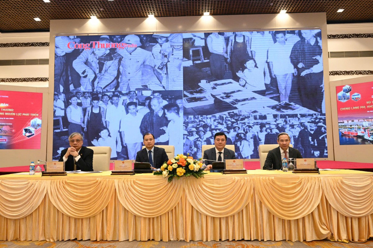 Thứ trưởng Bộ Công Thương Nguyễn Sinh Nhật Tân dự và phát biểu khai mạc Diễn đàn. Cùng tham gia Diễn đàn có PGS.TS Lê Hải Bình, Uỷ viên dự khuyết Trung ương Đảng - Tổng Biên tập Tạp chí Cộng sản, TS. Phan Đức Hiếu - Uỷ viên Thường trực Uỷ ban Kinh tế của Quốc hội, PGS.TS. Trần Đình Thiên - chuyên gia kinh tế chủ trì Diễn đàn Thứ trưởng Bộ Công Thương Nguyễn Sinh Nhật Tân dự và phát biểu khai mạc Diễn đàn. Cùng tham gia Diễn đàn có PGS.TS Lê Hải Bình, Uỷ viên dự khuyết Trung ương Đảng - Tổng Biên tập Tạp chí Cộng sản, TS. Phan Đức Hiếu - Uỷ viên Thường trực Uỷ ban Kinh tế của Quốc hội, PGS.TS. Trần Đình Thiên - chuyên gia kinh tế chủ trì Diễn đàn