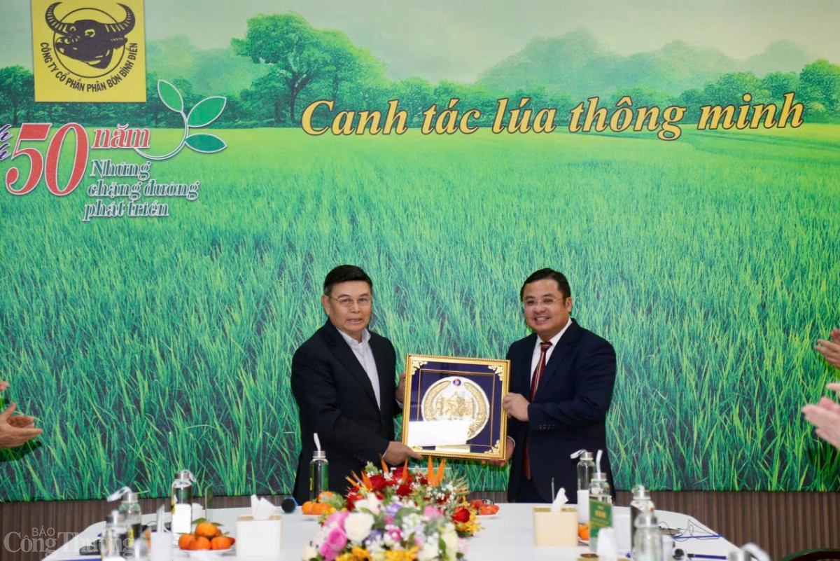 Chủ tịch Quốc hội Lào thăm doanh nghiệp của Vinachem Chủ tịch Quốc hội Lào thăm doanh nghiệp của Vinachem