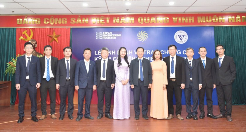 Ông Lê Hoàng Anh Dũng - Phó Tổng giám đốc EVNCPC, Phó Chủ tịch Hội Điện lực miền Trung và Tây Nguyên chúc mừng các kỹ sư Ông Lê Hoàng Anh Dũng - Phó Tổng giám đốc EVNCPC, Phó Chủ tịch Hội Điện lực miền Trung và Tây Nguyên chúc mừng các kỹ sư