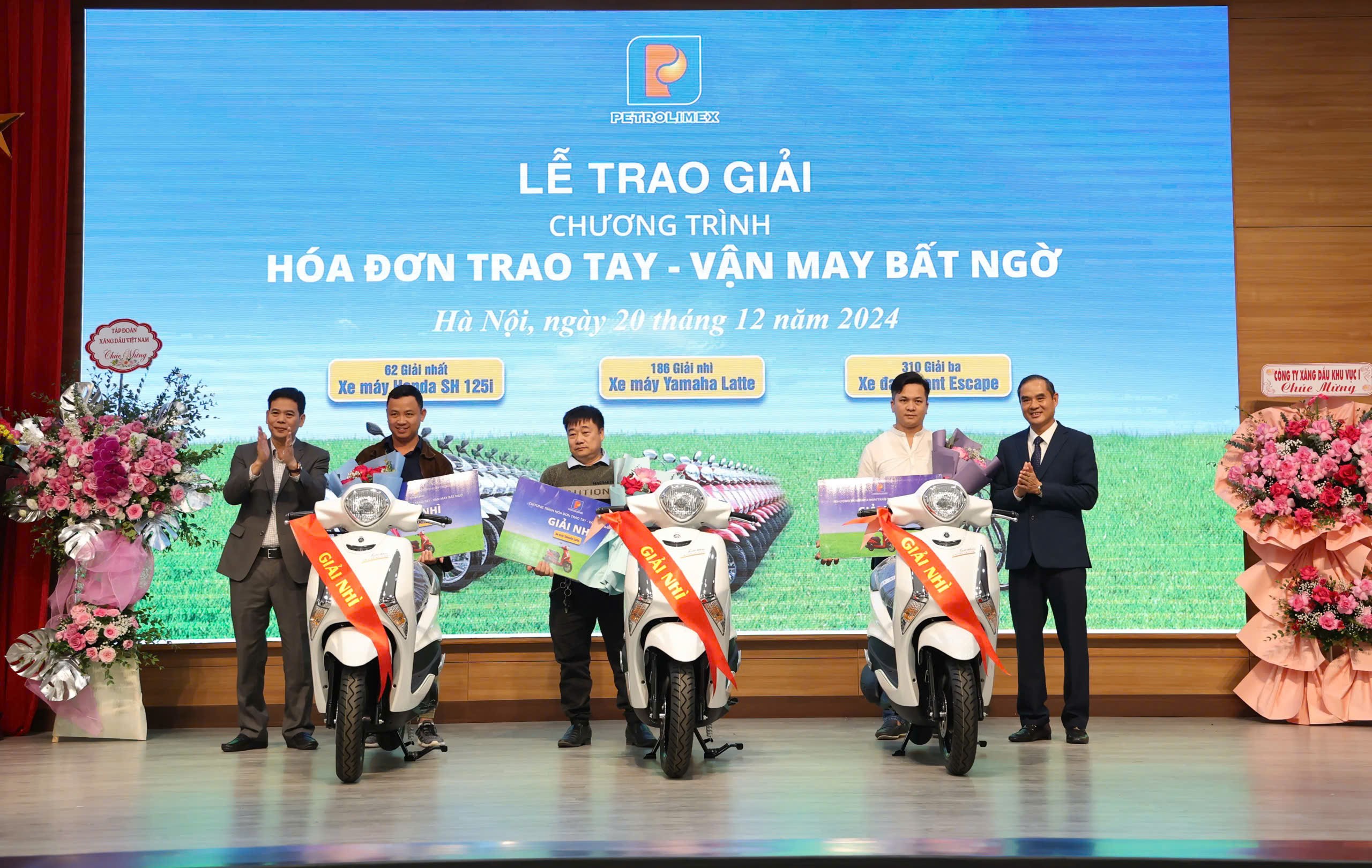 Các khách hàng trúng giải Nhì là xe máy Yamaha Latte 