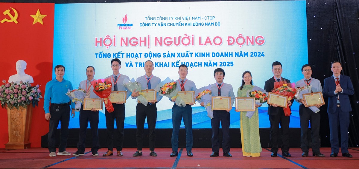 Khen thưởng các cá nhân xuất sắc của PV GAS SE Khen thưởng các cá nhân xuất sắc của PV GAS SE