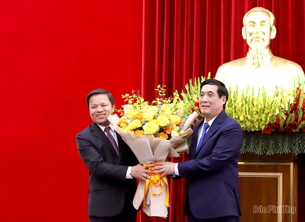 Bí thư Tỉnh ủy Bùi Minh Châu tặng hoa chúc mừng đồng chí Phan Trọng Tấn (bên trái). Ảnh: Báo Phú Thọ