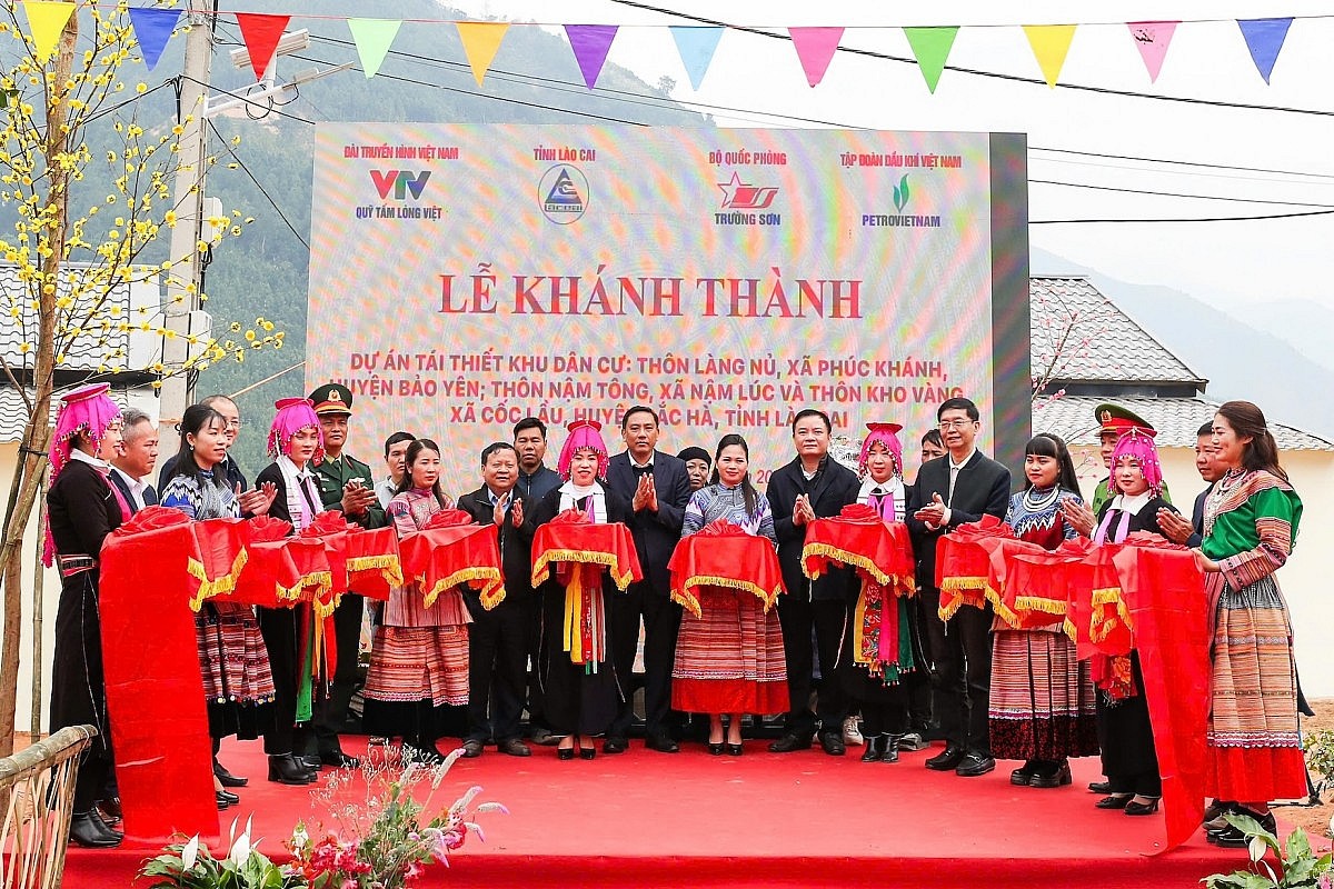 Lãnh đạo Petrovietnam và Lãnh đạo tỉnh Lào Cai, huyện Bắc Hà cắt băng khánh thành khu tái thiết thôn Kho Vàng. Lãnh đạo Petrovietnam và Lãnh đạo tỉnh Lào Cai, huyện Bắc Hà cắt băng khánh thành khu tái thiết thôn Kho Vàng.