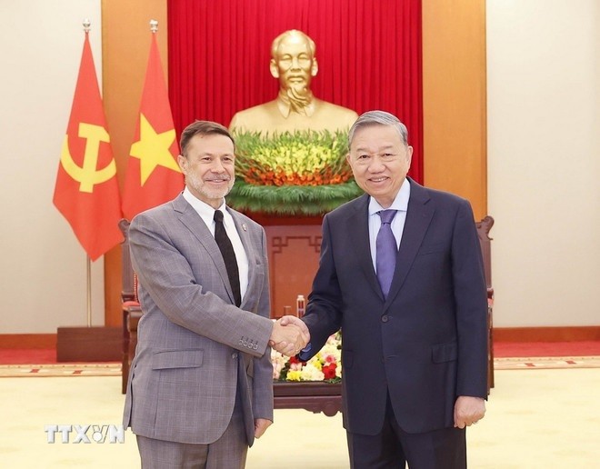 Tổng Bí thư Tô Lâm tiếp Đại sứ đặc mệnh toàn quyền Australia tại Việt Nam Andrew Goledzinowski. Ảnh: Thống Nhất/TTXVN Tổng Bí thư Tô Lâm tiếp Đại sứ đặc mệnh toàn quyền Australia tại Việt Nam Andrew Goledzinowski. Ảnh: Thống Nhất/TTXVN