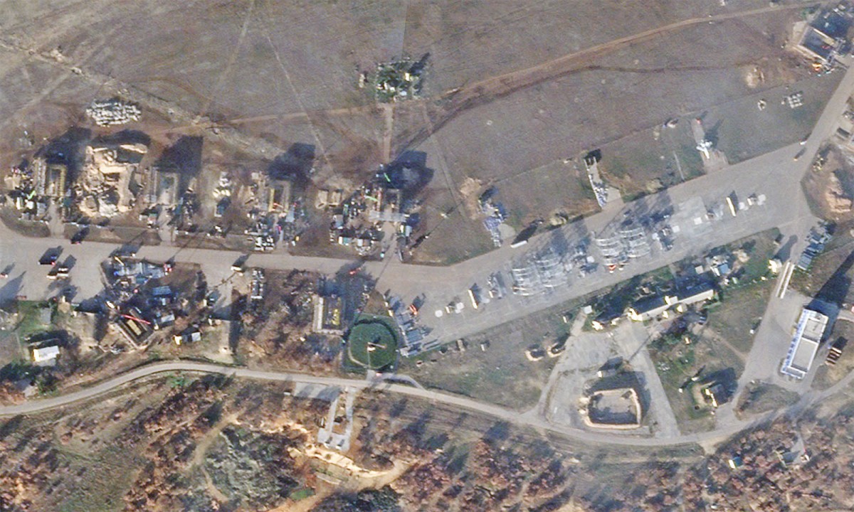 Loạt nhà trú ẩn cho máy bay tại căn cứ Belbek trong ảnh chụp ngày 23/12. Ảnh: Planet Labs  Loạt nhà trú ẩn cho máy bay tại căn cứ Belbek trong ảnh chụp ngày 23/12. Ảnh: Planet Labs