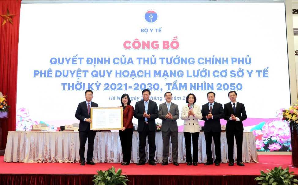 Phó Thủ tướng Lê Thành Long trao Quyết định của Thủ tướng Chính phủ phê duyệt Quy hoạch mạng lưới y tế cơ sở thời kỳ 2021-2030, tầm nhìn 2050 - Ảnh: Trần Minh