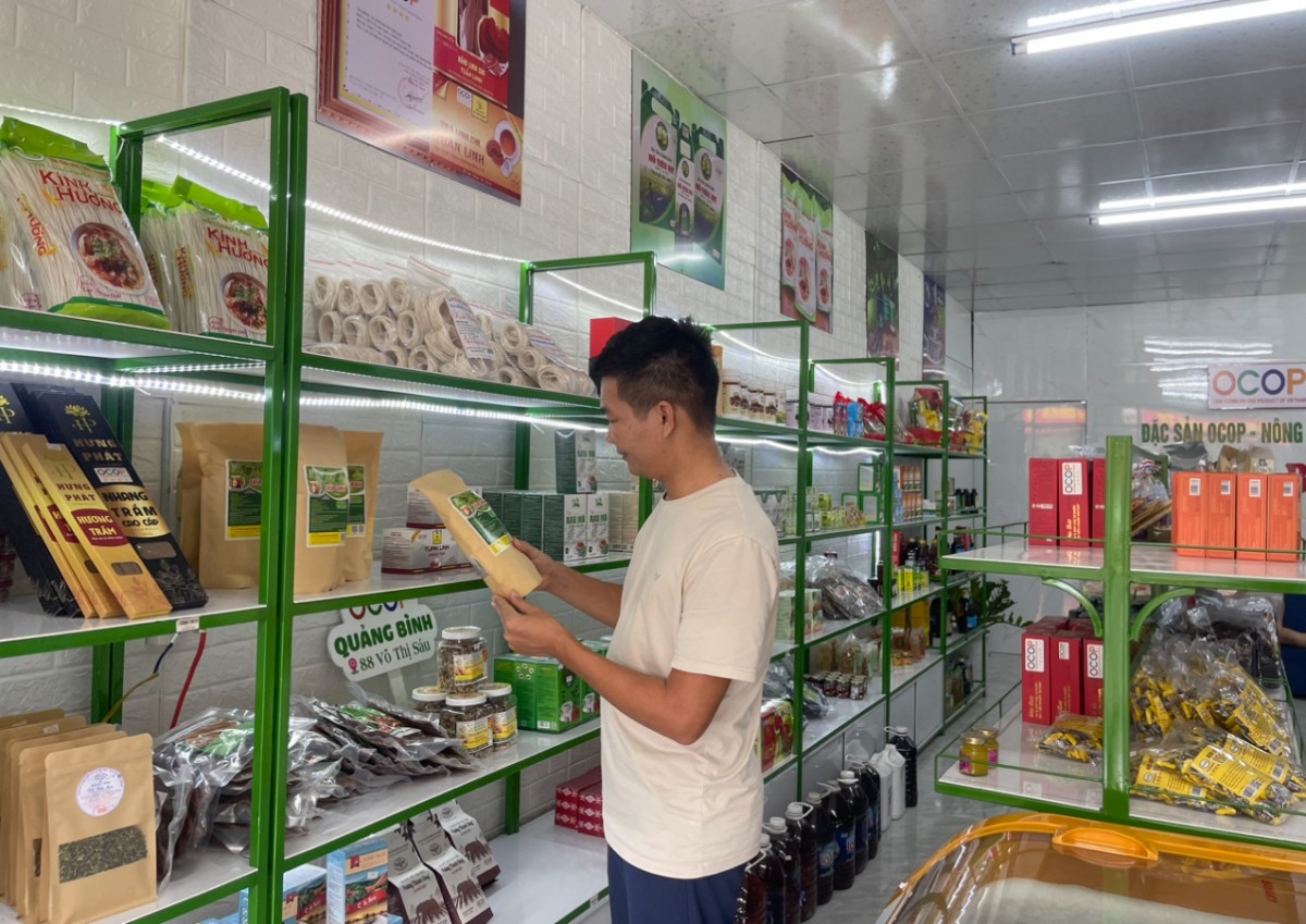 undefined Khách hàng lựa chọn sản phẩm tại cửa hàng OCOP Quảng Bình