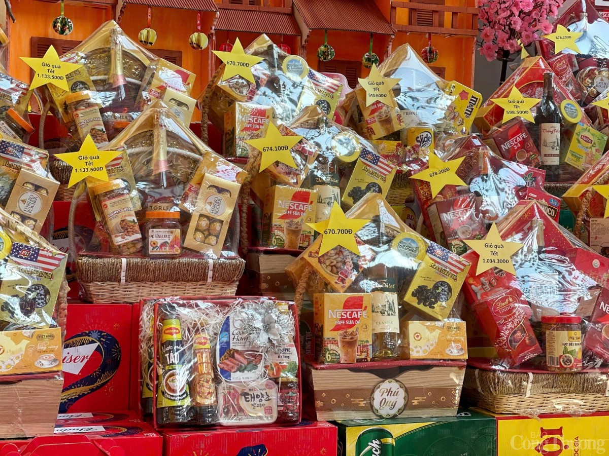 Hà Nội: Thị trường giỏ quà Tết 2025 đồng loạt 'lên kệ' sớm phục vụ người dân