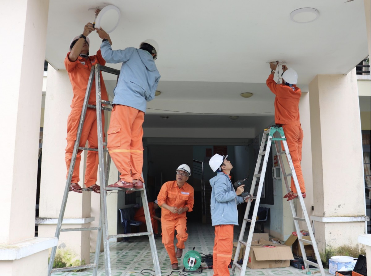 CBCNV Công ty thực hiện việc sửa chữa thay thế các thiết bị hư hỏng tại trụ sở UBND xã Tà Pơơ CBCNV Công ty thực hiện việc sửa chữa thay thế các thiết bị hư hỏng tại trụ sở UBND xã Tà Pơơ