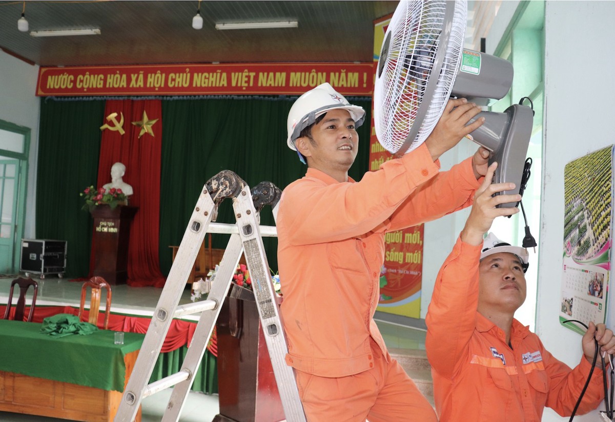 CBCNV Công ty thực hiện việc thay thế các quạt treo tường hư hỏng tại phòng tiếp Công dân trụ sở UBND xã Tà Pơơ CBCNV Công ty thực hiện việc thay thế các quạt treo tường hư hỏng tại phòng tiếp Công dân trụ sở UBND xã Tà Pơơ