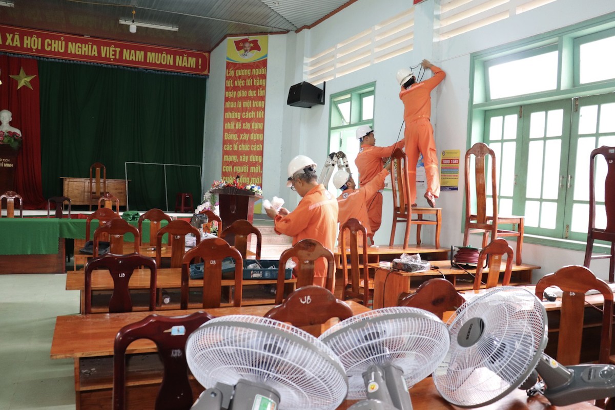 CBCNV Công ty thực hiện việc sửa chữa các thiết bị điện và thay thế các quạt treo tường hư hỏng tại Hội trường trụ sở UBND xã Tà Pơơ CBCNV Công ty thực hiện việc sửa chữa các thiết bị điện và thay thế các quạt treo tường hư hỏng tại Hội trường trụ sở UBND xã Tà Pơơ