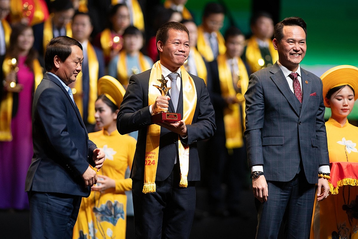 Ông Trần Vũ Quang - Phó Tổng giám đốc Tổng công ty đại diện Tổng công ty nhận Cup Sao Vàng Đất Việt 2024 Ông Trần Vũ Quang - Phó Tổng giám đốc Tổng công ty đại diện Tổng công ty nhận Cup Sao Vàng Đất Việt 2024