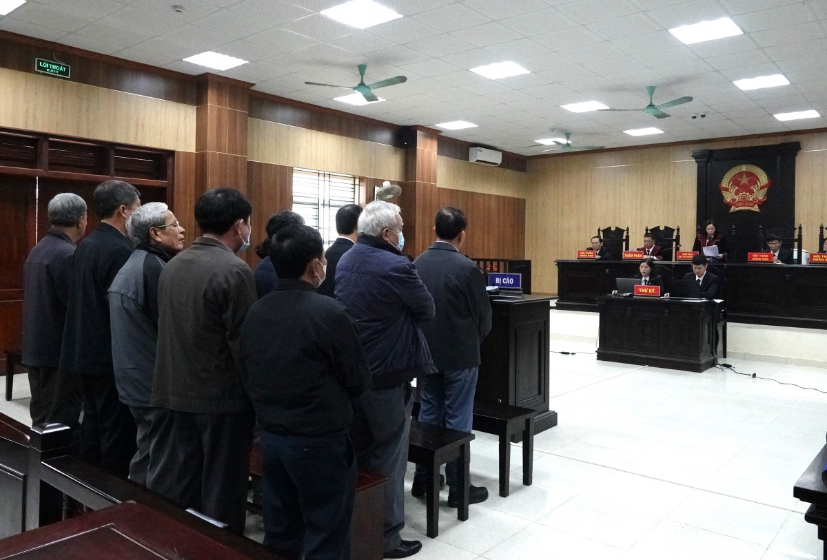 Xét xử nguyên Bí thư Tỉnh ủy Thanh Hóa Trịnh Văn Chiến và 10 đồng phạm Xét xử nguyên Bí thư Tỉnh ủy Thanh Hóa Trịnh Văn Chiến và 10 đồng phạm