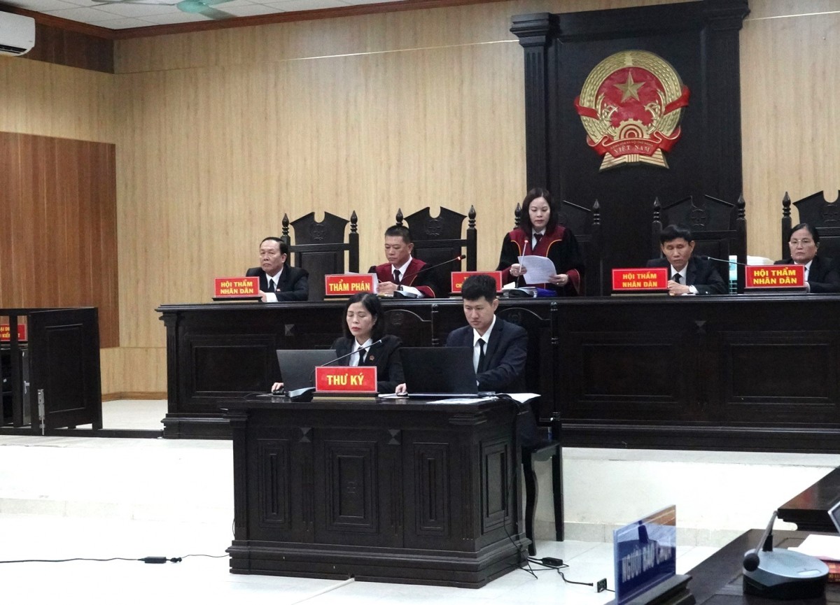 Xét xử nguyên Bí thư Tỉnh ủy Thanh Hóa Trịnh Văn Chiến và 10 đồng phạm Xét xử nguyên Bí thư Tỉnh ủy Thanh Hóa Trịnh Văn Chiến và 10 đồng phạm