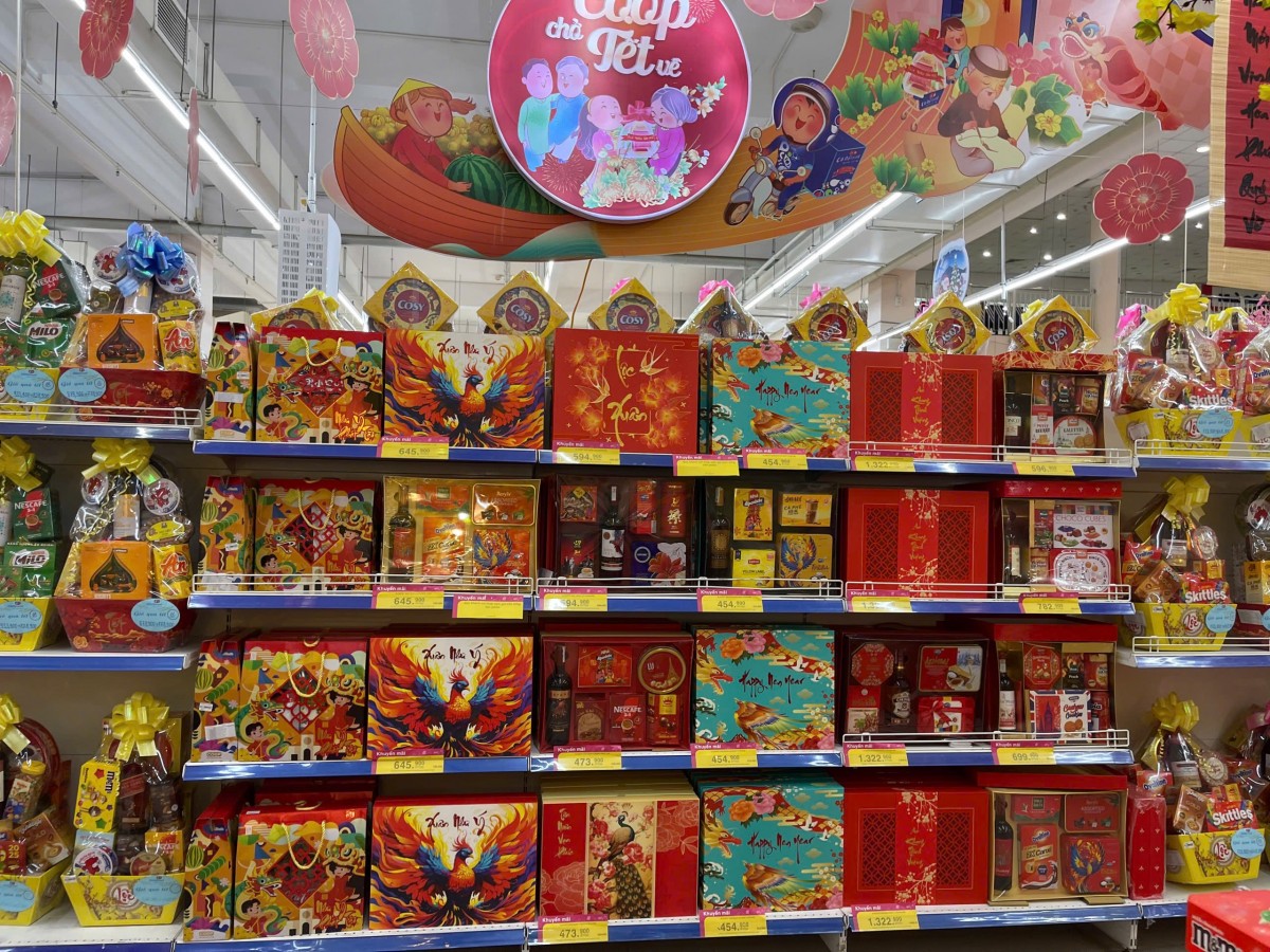 undefined Các sản phẩm bánh, mứt, kẹo, giỏ quà Tết với mẫu mã bắt mắt