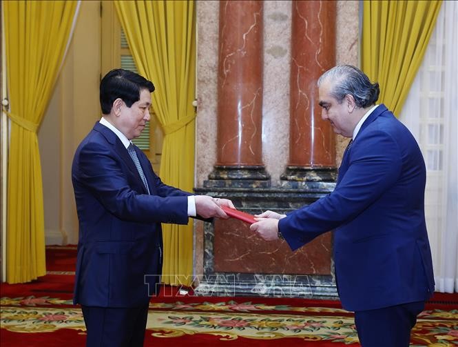Chủ tịch nước Lương Cường nhận Quốc thư từ Đại sứ Bolivia tại Việt Nam Hugo Jose Siles Nunez de Prado. Ảnh: Lâm Khánh/TTXVN Chủ tịch nước Lương Cường nhận Quốc thư từ Đại sứ Bolivia tại Việt Nam Hugo Jose Siles Nunez de Prado. Ảnh: Lâm Khánh/TTXVN