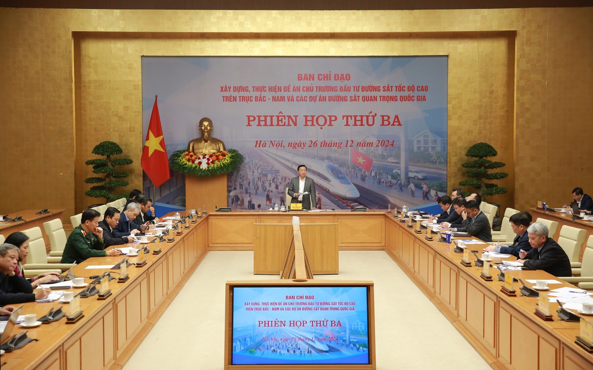 Phó Thủ tướng cũng lưu ý: Quá trình xây dựng, điều chỉnh quy hoạch, lựa chọn hướng tuyến, thiết kế kỹ thuật tổng thể dự án đầu tư đường sắt tốc độ cao trục Bắc-Nam phải dựa trên tiêu chuẩn, quy chuẩn, và năng lực của tổ chức, chuyên gia tư vấn, thẩm định - Ảnh: VGP/Đình Nam Phó Thủ tướng cũng lưu ý: Quá trình xây dựng, điều chỉnh quy hoạch, lựa chọn hướng tuyến, thiết kế kỹ thuật tổng thể dự án đầu tư đường sắt tốc độ cao trục Bắc-Nam phải dựa trên tiêu chuẩn, quy chuẩn, và năng lực của tổ chức, chuyên gia tư vấn, thẩm định - Ảnh: VGP/Đình Nam