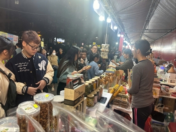 Festival nông sản, sản phẩm làng nghề Hà Nội: Mua sắm tưng bừng chào Xuân 2025