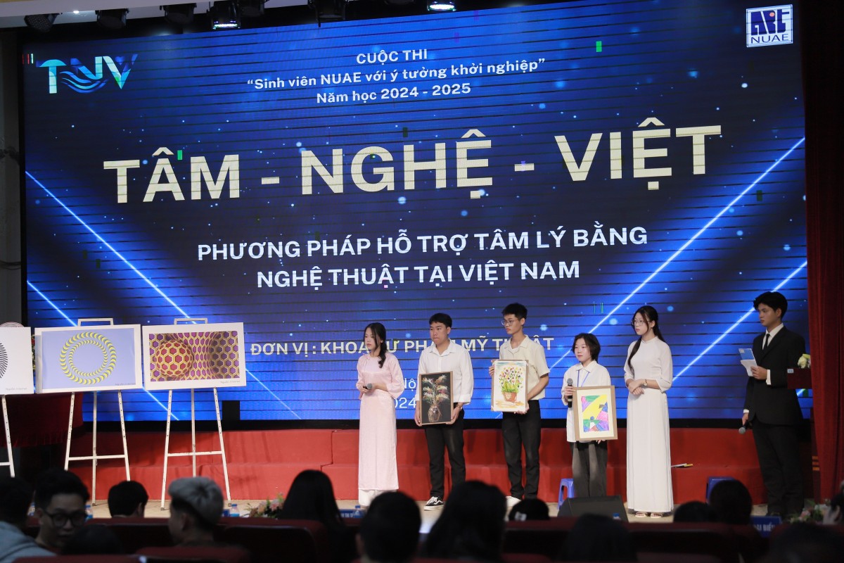Sinh viên NUAE thuyết trình dự án khởi nghiệp. Ảnh Minh Trí Sinh viên NUAE thuyết trình dự án khởi nghiệp. Ảnh Minh Trí