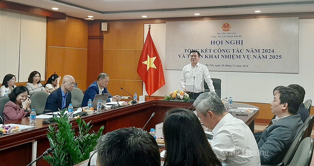 Hội nghị Tổng kết Công tác năm 2024 và triển khai nhiệm vụ năm 2025 của Cục Xuất nhập khẩu (Bộ Công Thương) diễn ra chiều 26/12. Thứ trưởng Bộ Công Thương Nguyễn Sinh Nhật Tân chủ trì Hội nghị. Hội nghị Tổng kết Công tác năm 2024 và triển khai nhiệm vụ năm 2025 của Cục Xuất nhập khẩu (Bộ Công Thương) diễn ra chiều 26/12. Thứ trưởng Bộ Công Thương Nguyễn Sinh Nhật Tân chủ trì Hội nghị.