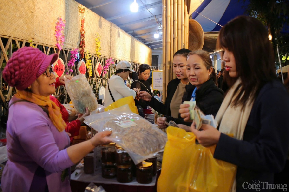 Người tiêu dùng tham quan, mua sắm tại phiên chợ Người tiêu dùng tham quan, mua sắm tại phiên chợ