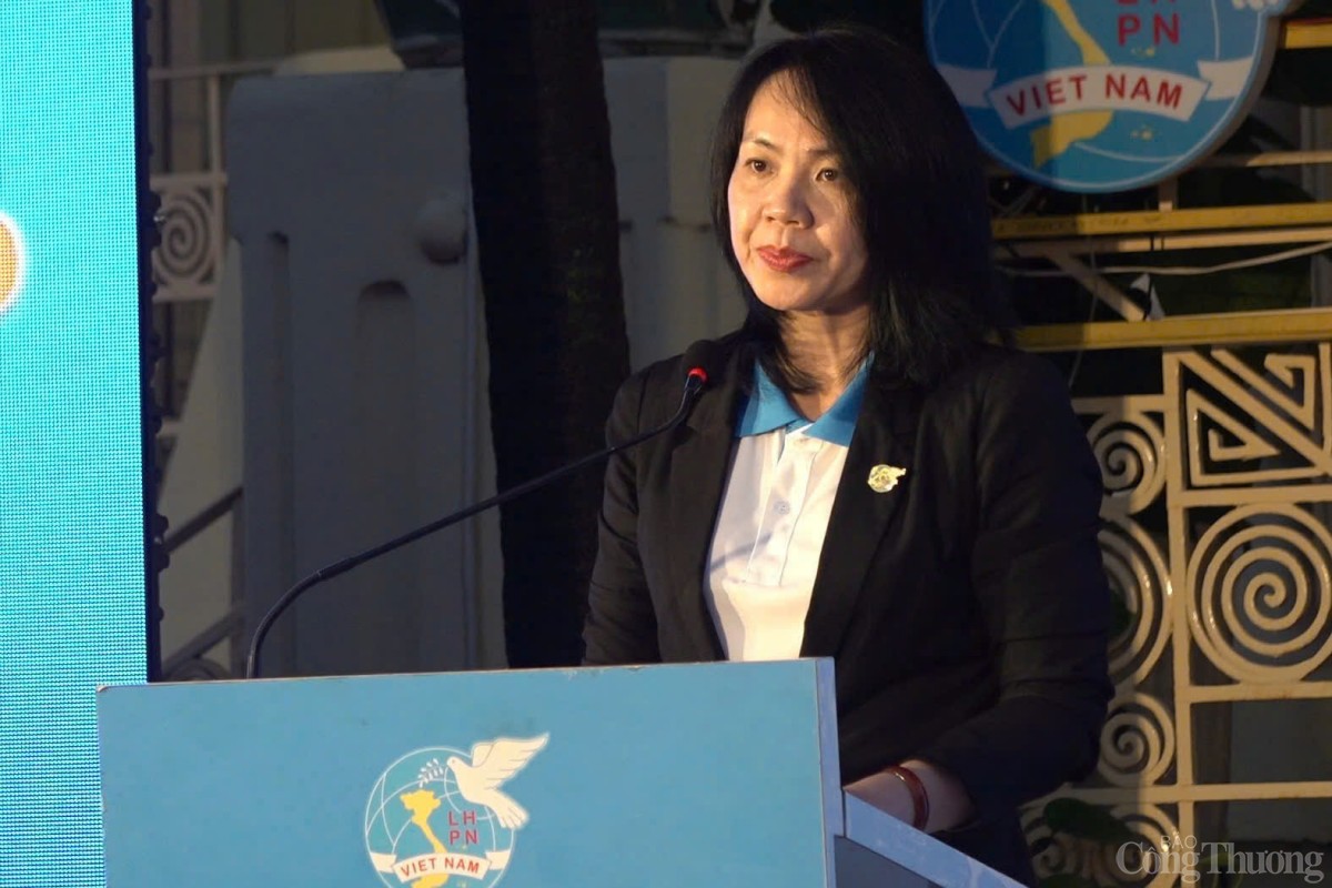 Bà Nguyễn Thị Huyền Phó Chủ tịch Ban Thường vụ Hội Liên hiệp Phụ nữ TP. Đà Nẵng phát biểu tại chương trình Bà Nguyễn Thị Huyền Phó Chủ tịch Ban Thường vụ Hội Liên hiệp Phụ nữ TP. Đà Nẵng phát biểu tại chương trình