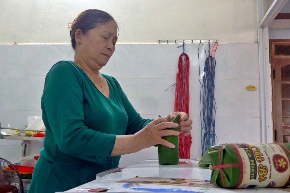 Bà Trần Thị Minh Hiển - chủ cơ sở sản xuất Nem Chả Cô Hiển Bà Trần Thị Minh Hiển - chủ cơ sở sản xuất Nem Chả Cô Hiển