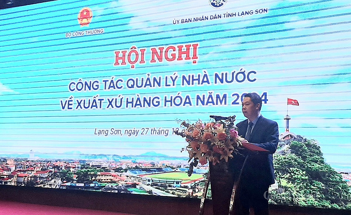 ông Đoàn Thanh Sơn - Phó Chủ tịch UBND tỉnh Lạng Sơn phát biểu tại Hội nghị Công tác quản lý nhà nước về xuất xứ hàng hóa năm 2024 tổ chức tại Lạng Sơn chiều 27/12