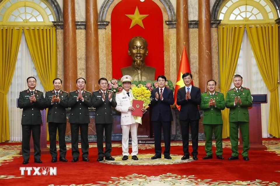 Chiều 27/12, tại Phủ Chủ tịch, Chủ tịch nước Lương Cường trao Quyết định thăng cấp bậc hàm từ Trung tướng lên Thượng tướng đối với Thứ trưởng Bộ Công an Lê Quốc Hùng Chiều 27/12, tại Phủ Chủ tịch, Chủ tịch nước Lương Cường trao Quyết định thăng cấp bậc hàm từ Trung tướng lên Thượng tướng đối với Thứ trưởng Bộ Công an Lê Quốc Hùng