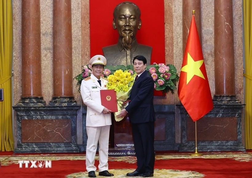 Chủ tịch nước Lương Cường trao Quyết định thăng cấp bậc hàm Thượng tướng đối với Thứ trưởng Bộ Công an Lê Quốc Hùng Chủ tịch nước Lương Cường trao Quyết định thăng cấp bậc hàm Thượng tướng đối với Thứ trưởng Bộ Công an Lê Quốc Hùng