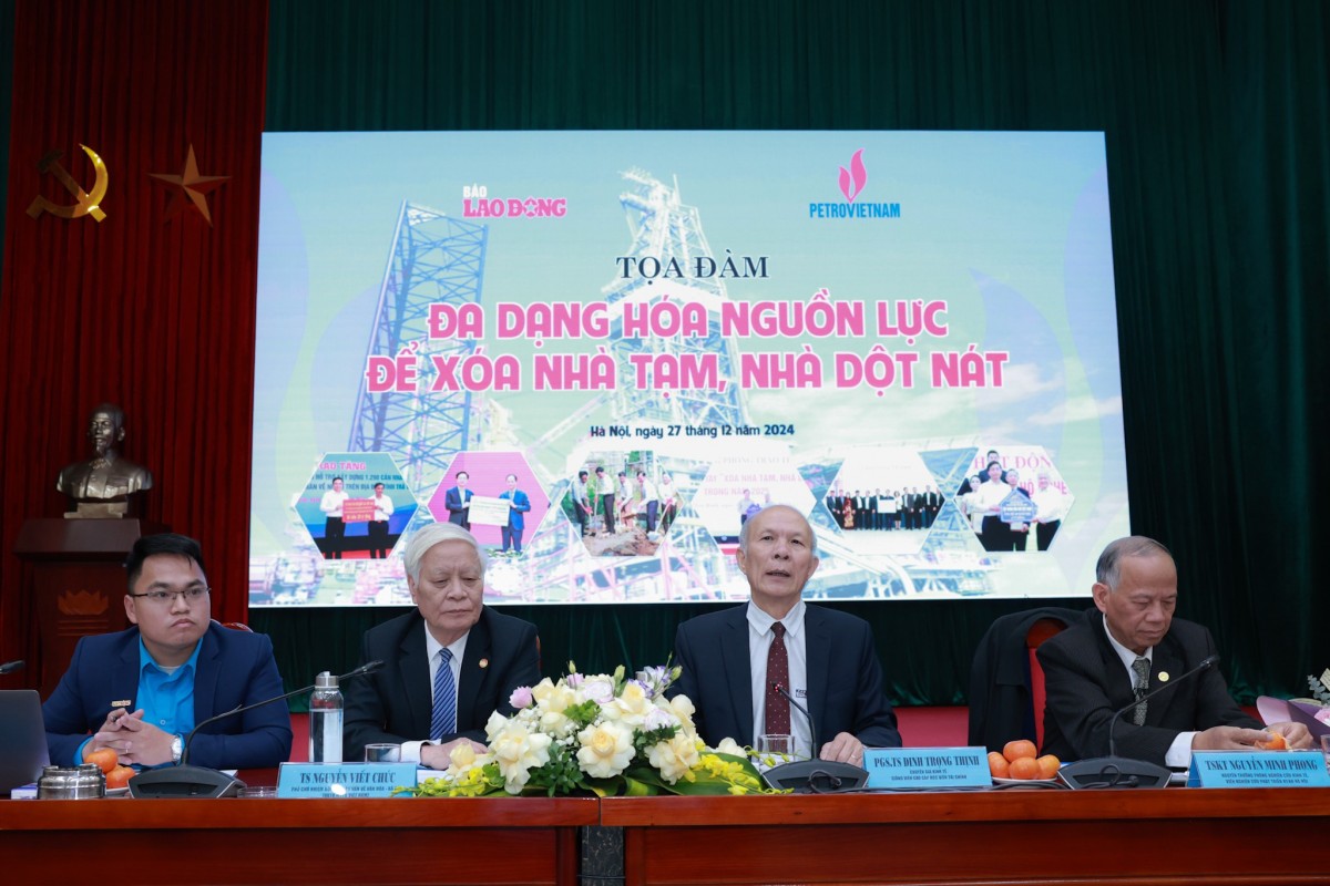 Các chuyên gia phát biểu tại Tọa đàm “Đa dạng hóa nguồn lực để xóa nhà tạm, nhà dột nát”. Ảnh: Hải Nguyễn Các chuyên gia phát biểu tại Tọa đàm “Đa dạng hóa nguồn lực để xóa nhà tạm, nhà dột nát”. Ảnh: Hải Nguyễn