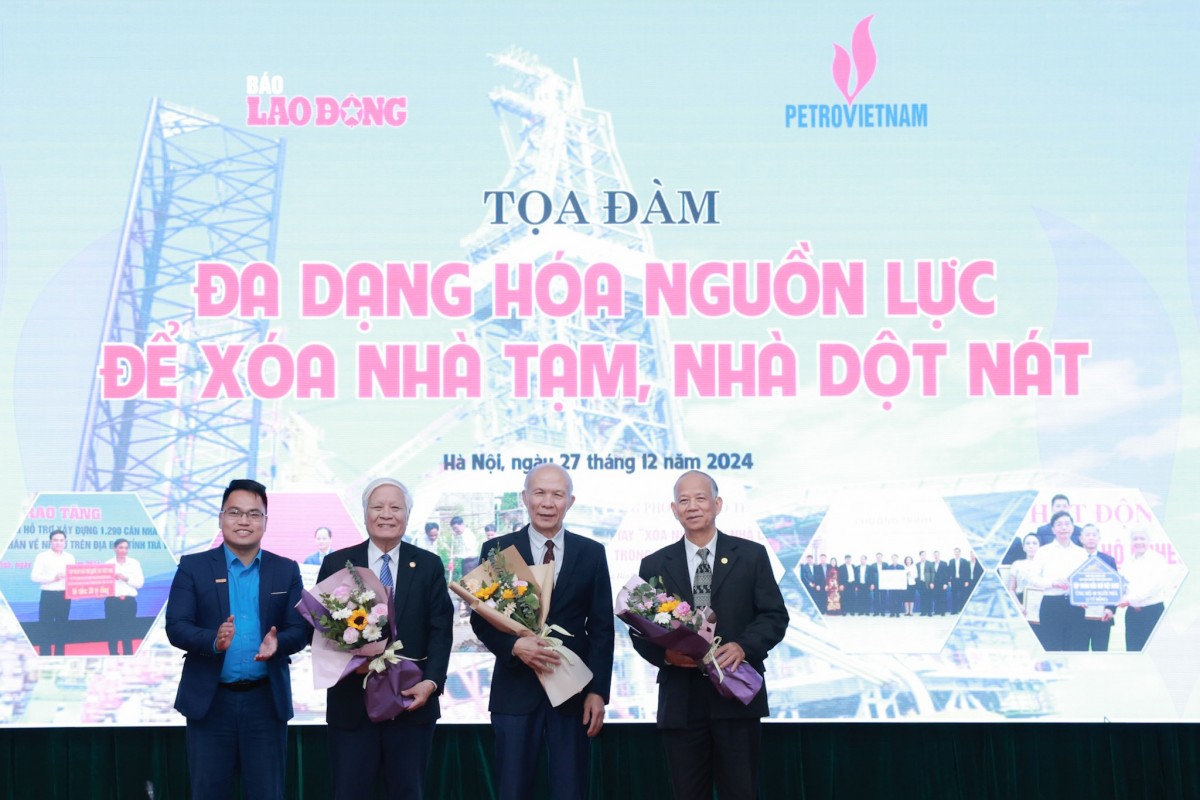 Các chuyên gia, khách mời tham dự chụp ảnh lưu niệm tại Tọa đàm. Ảnh: Hải Nguyễn Các chuyên gia, khách mời tham dự chụp ảnh lưu niệm tại Tọa đàm. Ảnh: Hải Nguyễn