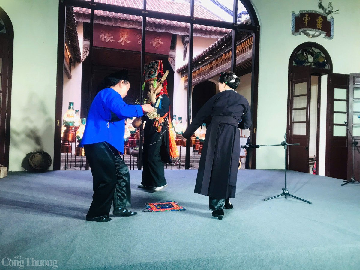 Bà con người Tày, Nùng đưa ‘điệu hát thần tiên” hát Then về Hà Nội Bà con người Tày, Nùng đưa ‘điệu hát thần tiên” hát Then về Hà Nội