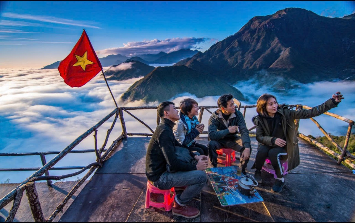 Du khách tại điểm du lịch Đèo Gió