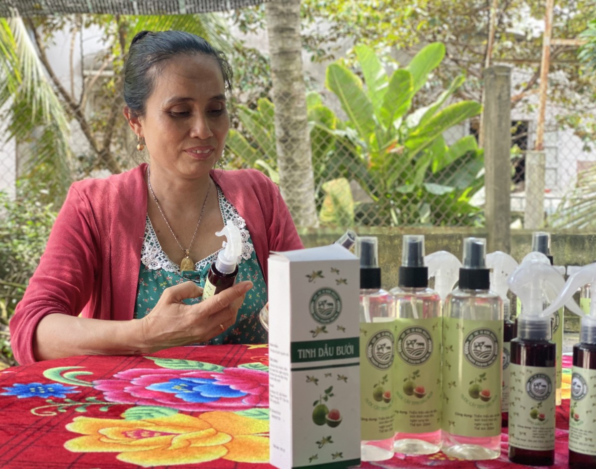 Chị Nguyễn Thị Xiệt mạnh dạn chuyển từ đất trồng lúa cho năng suất thấp sang trồng bưởi và chiết xuất tinh dầu bưởi để kinh doanh, tạo thu nhập Chị Nguyễn Thị Xiệt mạnh dạn chuyển từ đất trồng lúa cho năng suất thấp sang trồng bưởi và chiết xuất tinh dầu bưởi để kinh doanh, tạo thu nhập